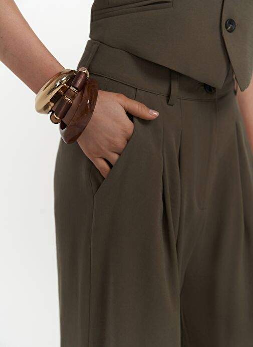 Pailey Low-cut Khaki Vest Pants Set — Product image 35 of 40