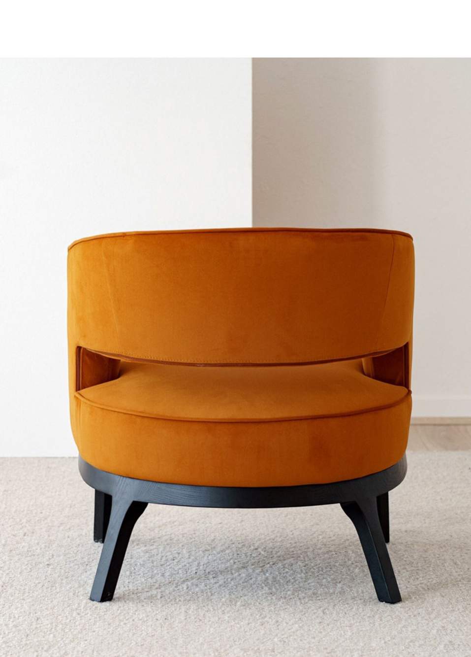 Cinnamon Velvet Armchair — صورة المنتج 3 من 7