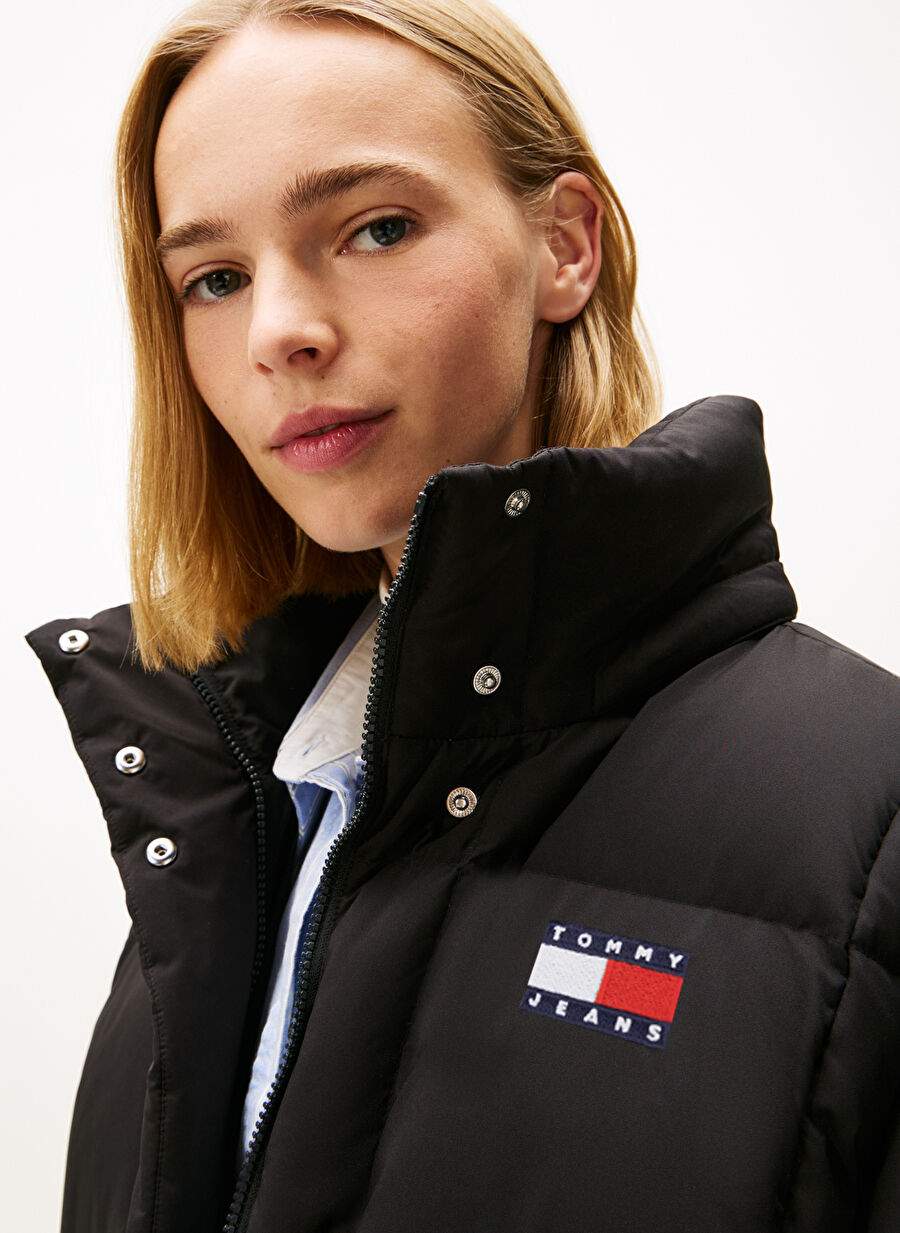 Tommy Jeans Siyah Kadn Standart Baskl Ceket Dw0dw21623bds — صورة المنتج 3 من 4