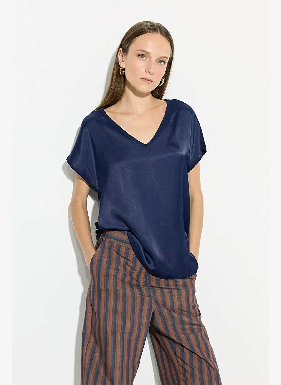Gusto V Yaka Onu Saten Tshirt Lacivert — صورة المنتج 3 من 5
