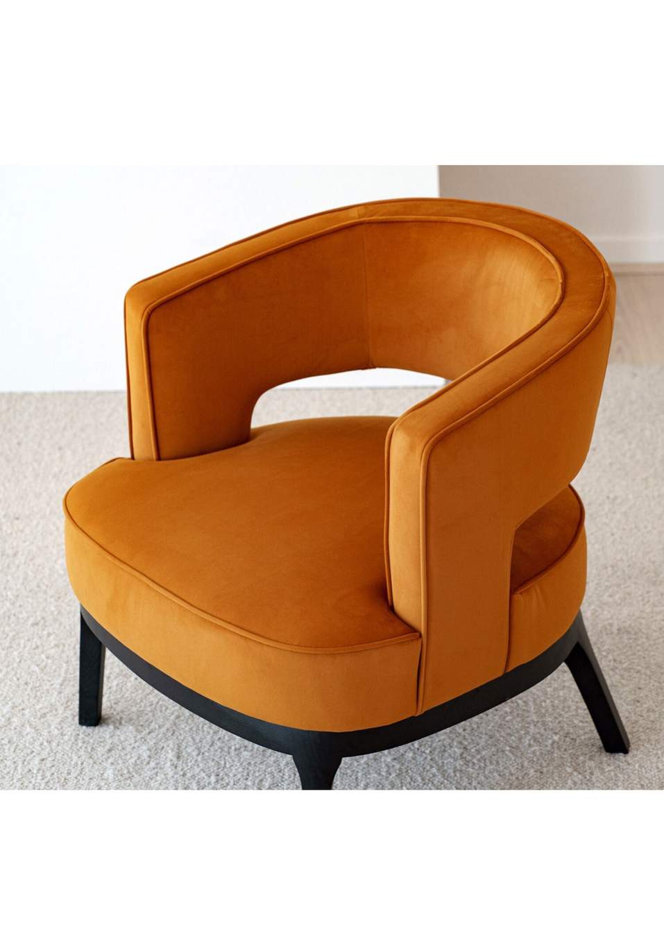 Cinnamon Velvet Armchair — صورة المنتج 7 من 7