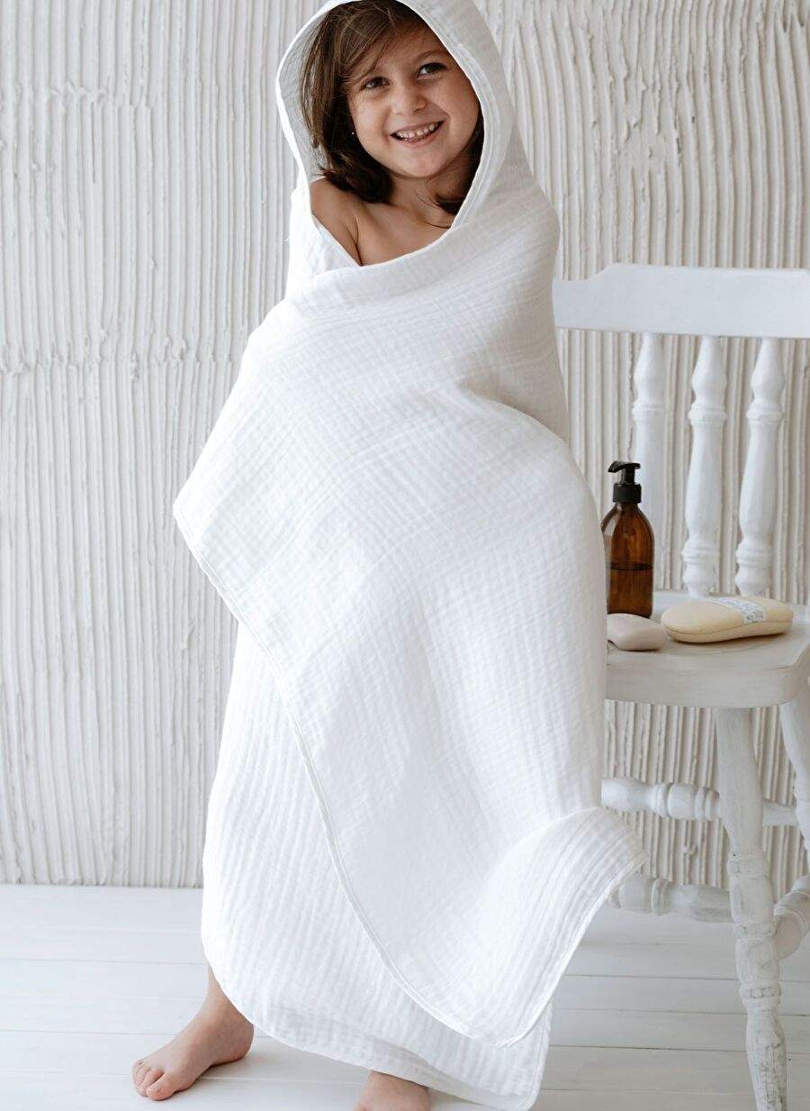 4 Floor Muslin Poncho - Letter Series - Lion - Letter — صورة المنتج 4 من 5