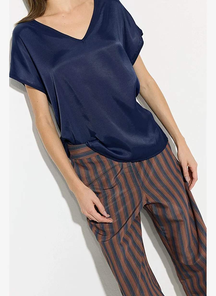 Gusto V Yaka Onu Saten Tshirt Lacivert — صورة المنتج 4 من 5
