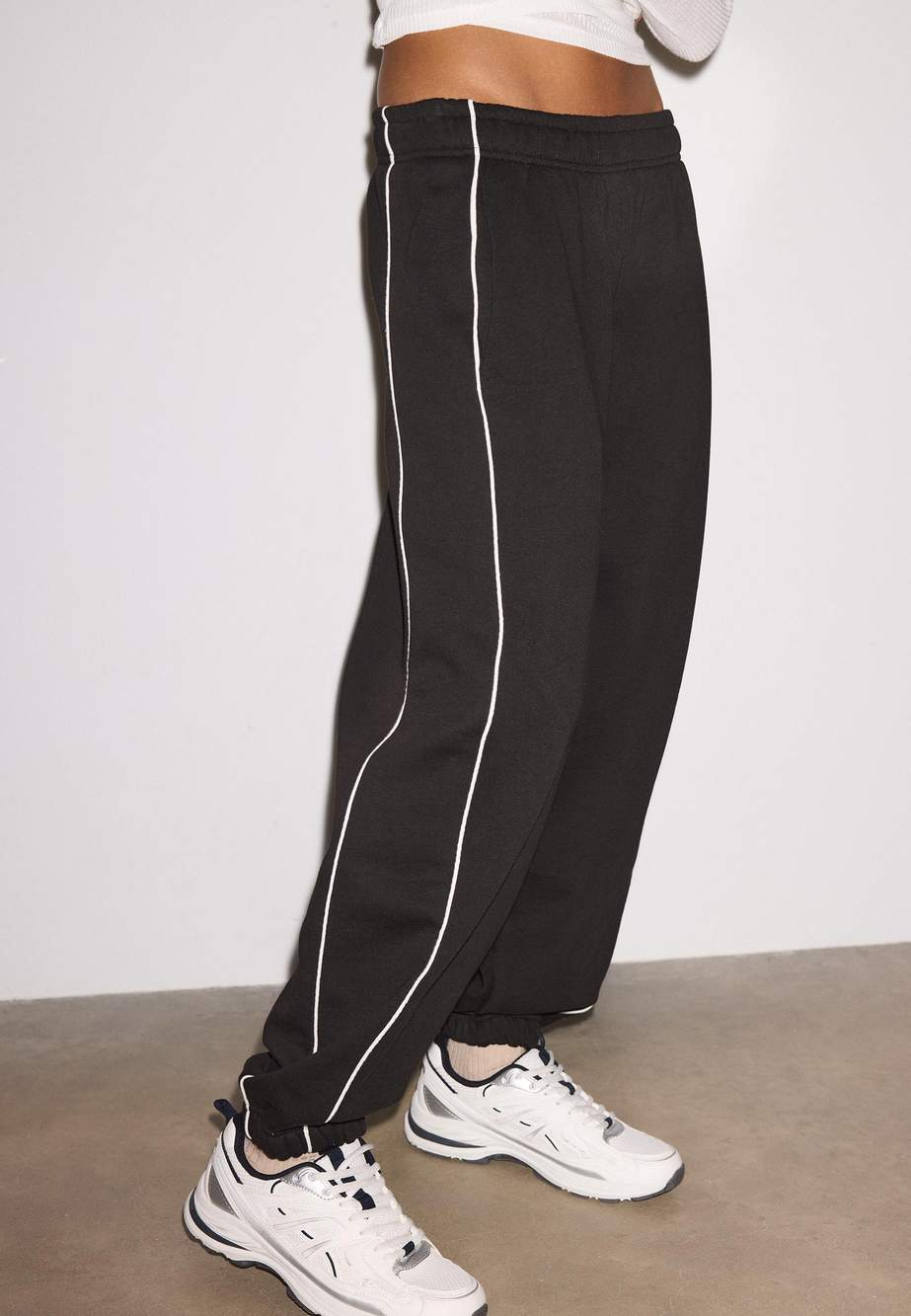 Piping jogger trousers — صورة المنتج 5 من 75