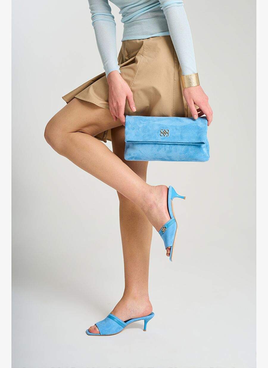 Ira Clutch Baby Blue Suede — صورة المنتج 3 من 8