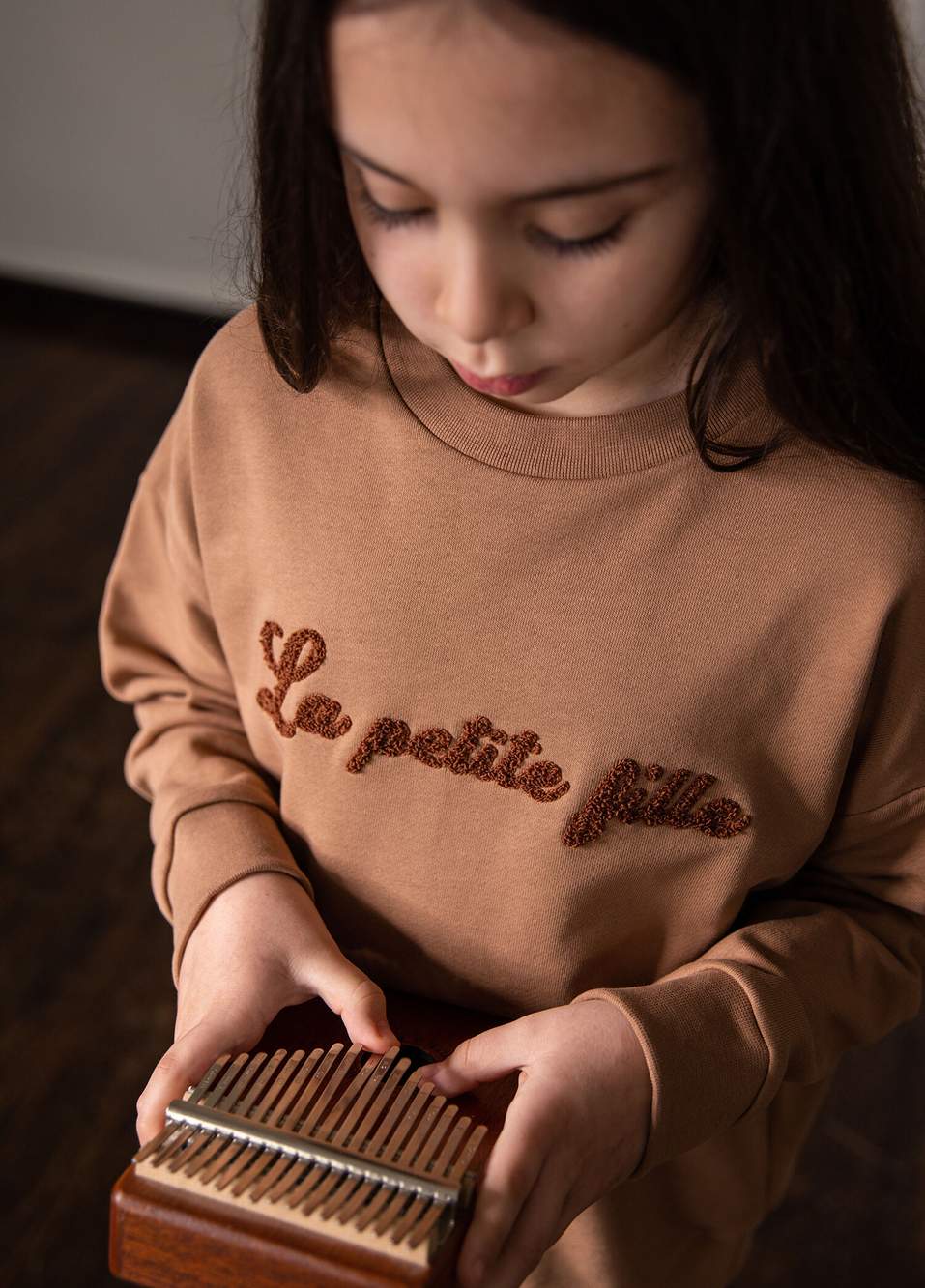 Taba Nakışlı Bisiklet Yaka Kız Çocuk Sweatshirt — صورة المنتج 3 من 3