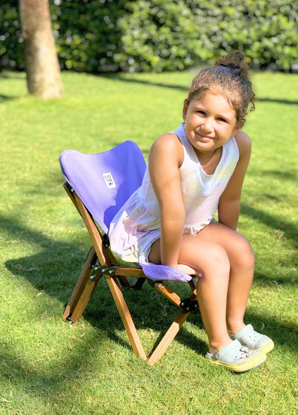 Kids Kahverengi Ahşap İskeletli Mor Çocuk Kamp Sandalyesi — صورة المنتج 5 من 6
