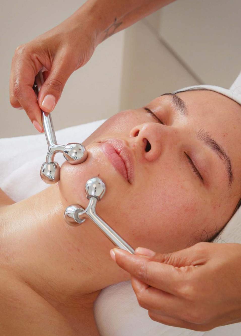 Face Massage Roller Yatıştırıcı & Gençleştirici Yüz Masaj Silindiri Dermaroller — صورة المنتج 4 من 4