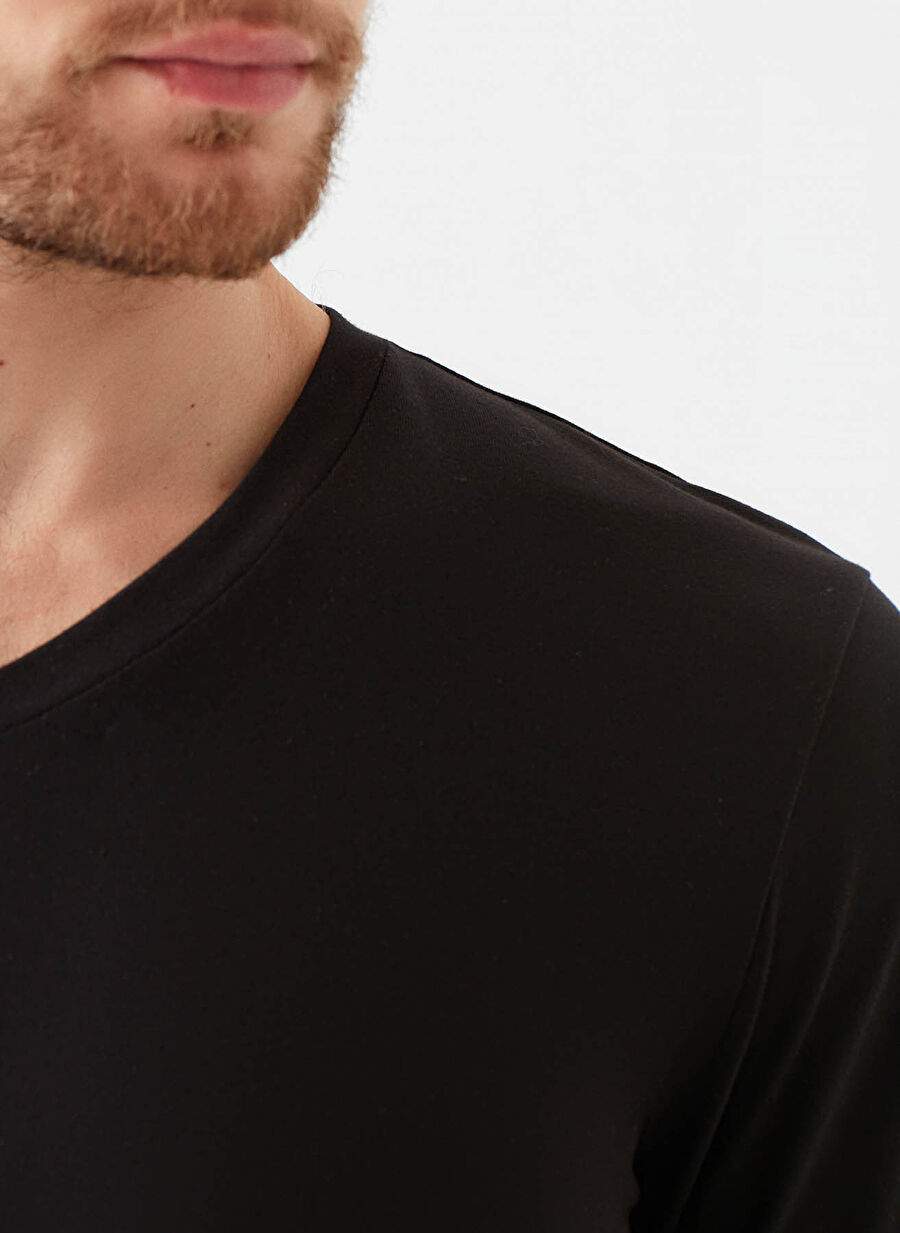 Mavi 061748-900 Stretch V Yaka Dar Kalıp Düz Siyah Erkek T-Shirt — صورة المنتج 3 من 4