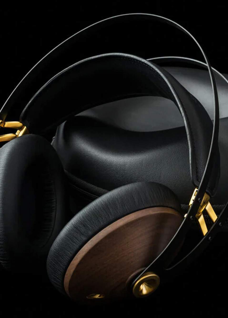 99 Classic Walnut Gold Kulak Üstü Kulaklık — صورة المنتج 3 من 4
