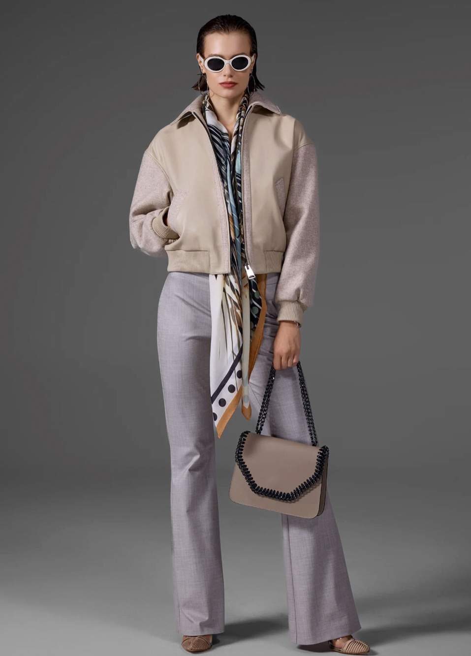 Koyu Bej Zincir Detaylı Crossbody Kadın Omuz Çantası — صورة المنتج 4 من 4