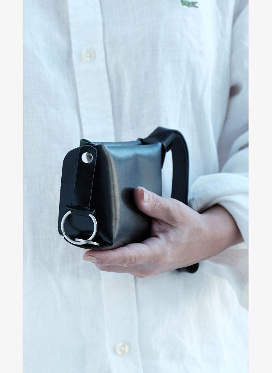 ORI MINI Parlak Siyah Deri Charm Çanta — Product image 7 of 8