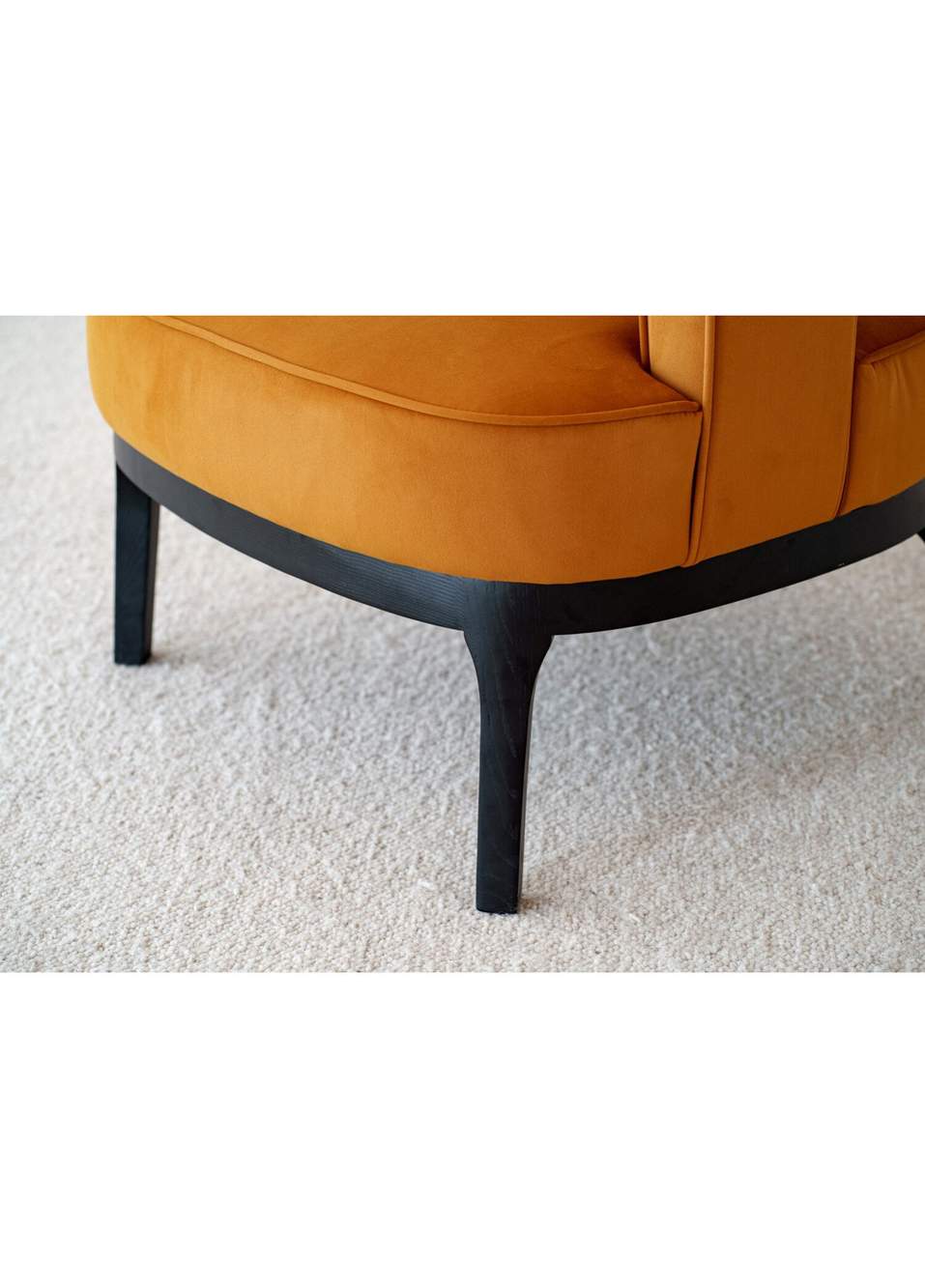 Cinnamon Velvet Armchair — صورة المنتج 6 من 7