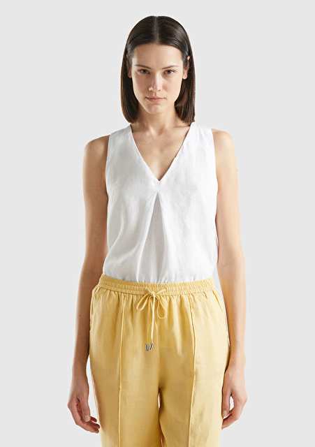Kadn White 100 Linen V Collar Sleeveless Genisic Cut Blouse