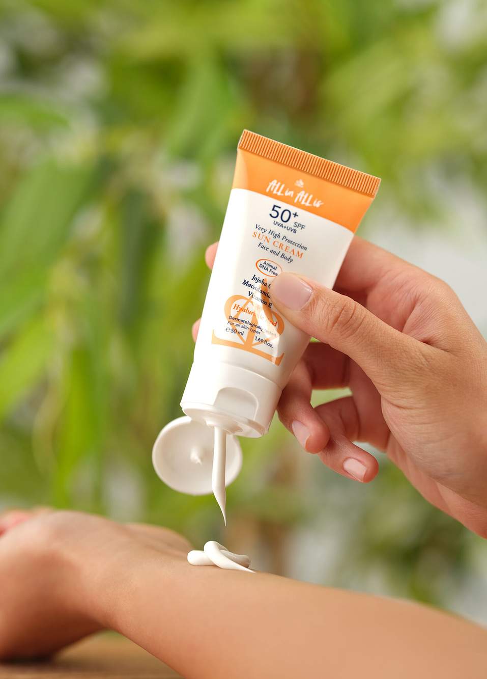 Hyalüronik Asit ve Jojoba Yağı içeren SPF50+ Tüm Ciltler Için Yüksek Korumalı Güneş Kremi 50 ml — Product image 3 of 4
