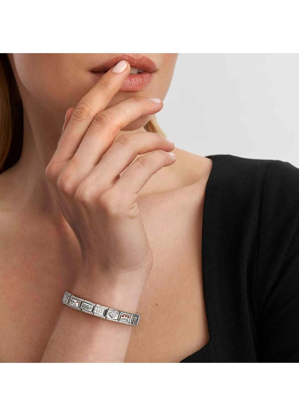 Mat Altın Sarı Kabartma Kalp Klasik Dekoratif Linkli Unisex Çelik Bileklik — صورة المنتج 3 من 5