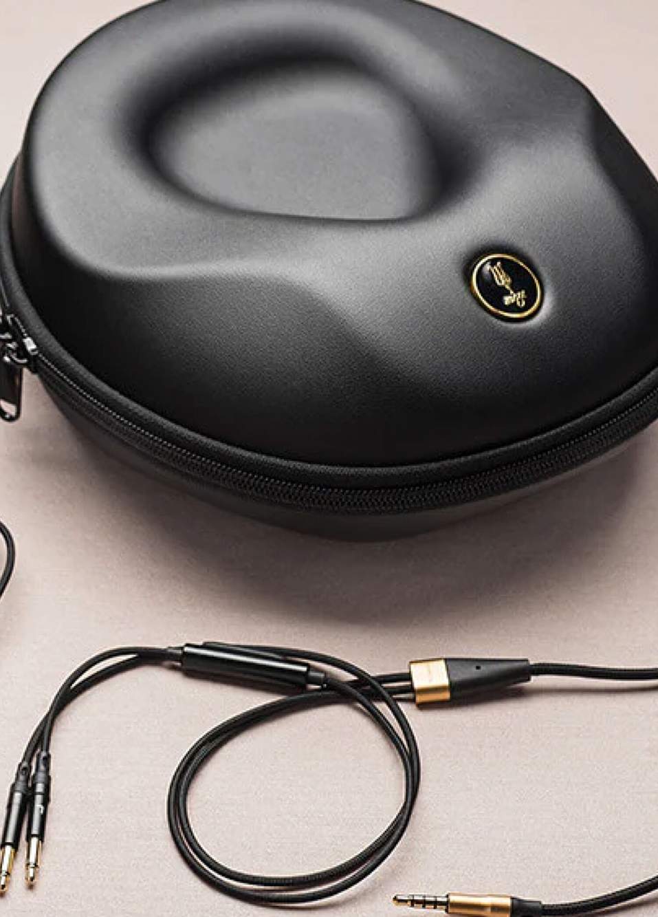 99 Classic Walnut Gold Kulak Üstü Kulaklık — صورة المنتج 4 من 4