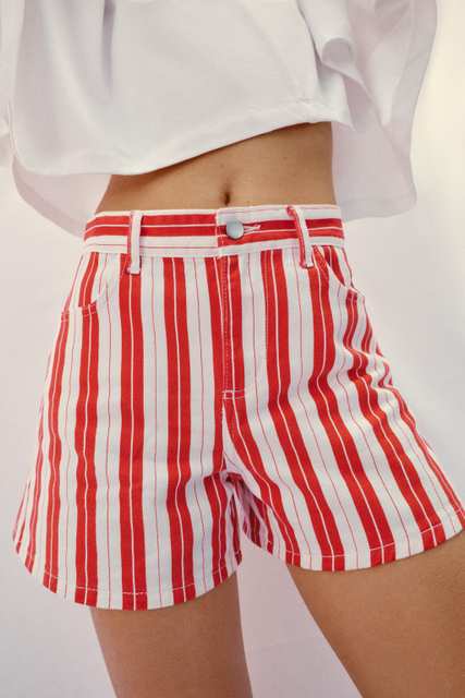 STRIPED MOM FIT SHORTS