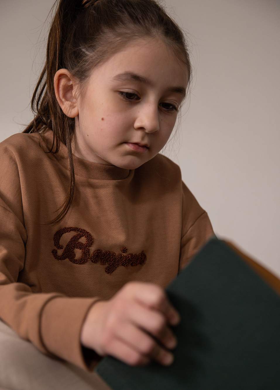 Taba Nakışlı Bisiklet Yaka Kız Çocuk Sweatshirt — صورة المنتج 3 من 4