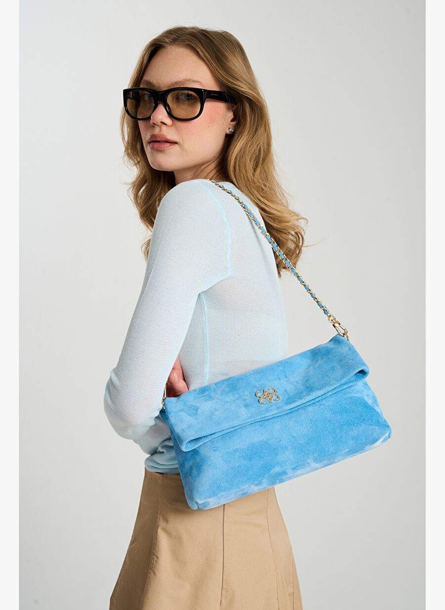 Ira Clutch Baby Blue Suede — صورة المنتج 6 من 8