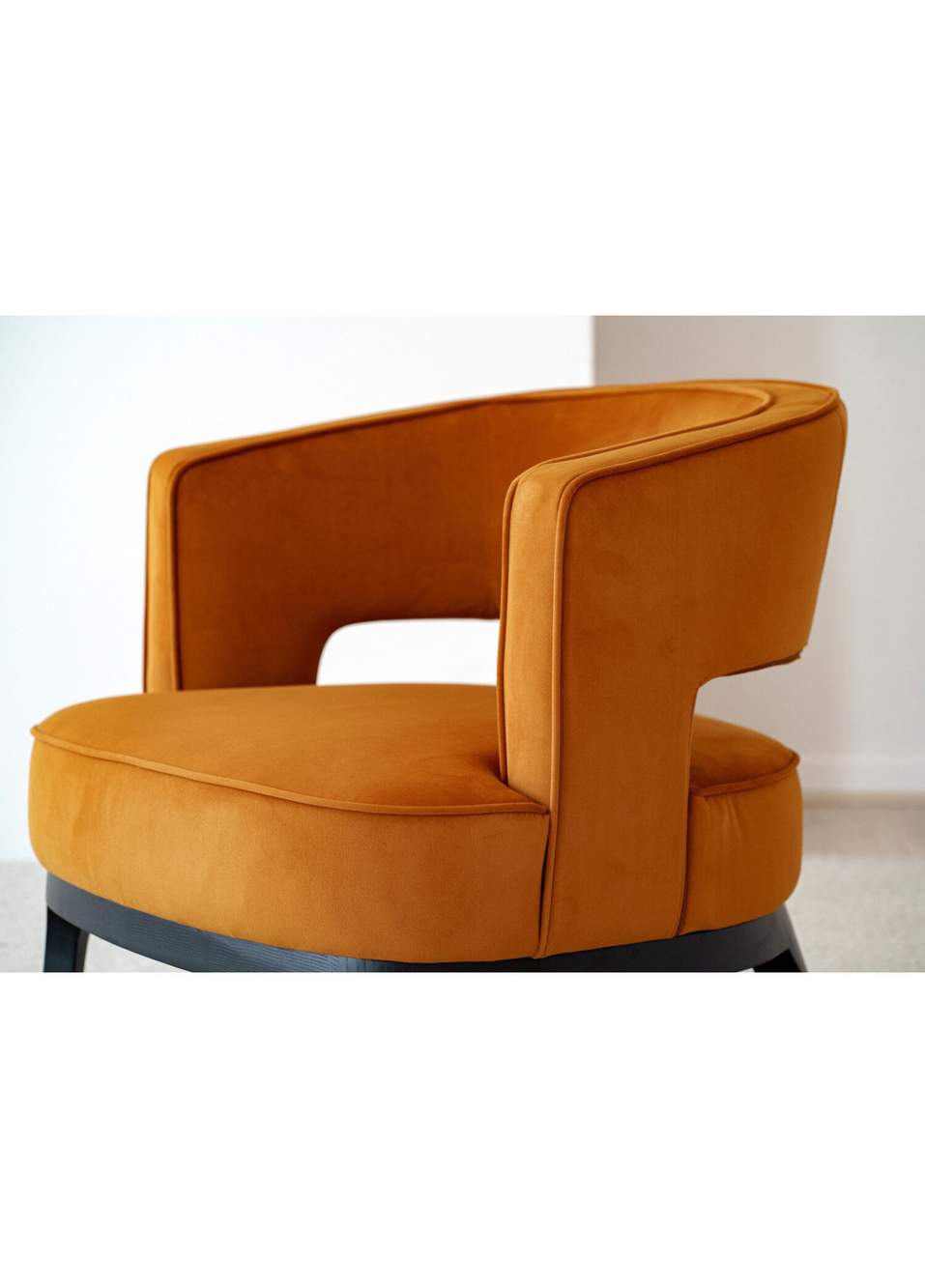 Cinnamon Velvet Armchair — صورة المنتج 5 من 7