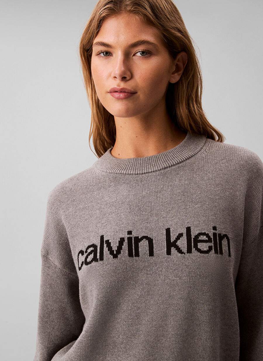 Calvin Klein Jeans Gri Kadn Yuvarlak Yaka Standart Baskl Kazak Lv047c311gp7e — صورة المنتج 3 من 5