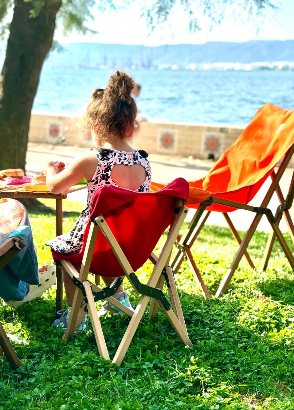 Kids Kahverengi Ahşap İskeletli Kırmızı Çocuk Kamp Sandalyesi — صورة المنتج 4 من 4