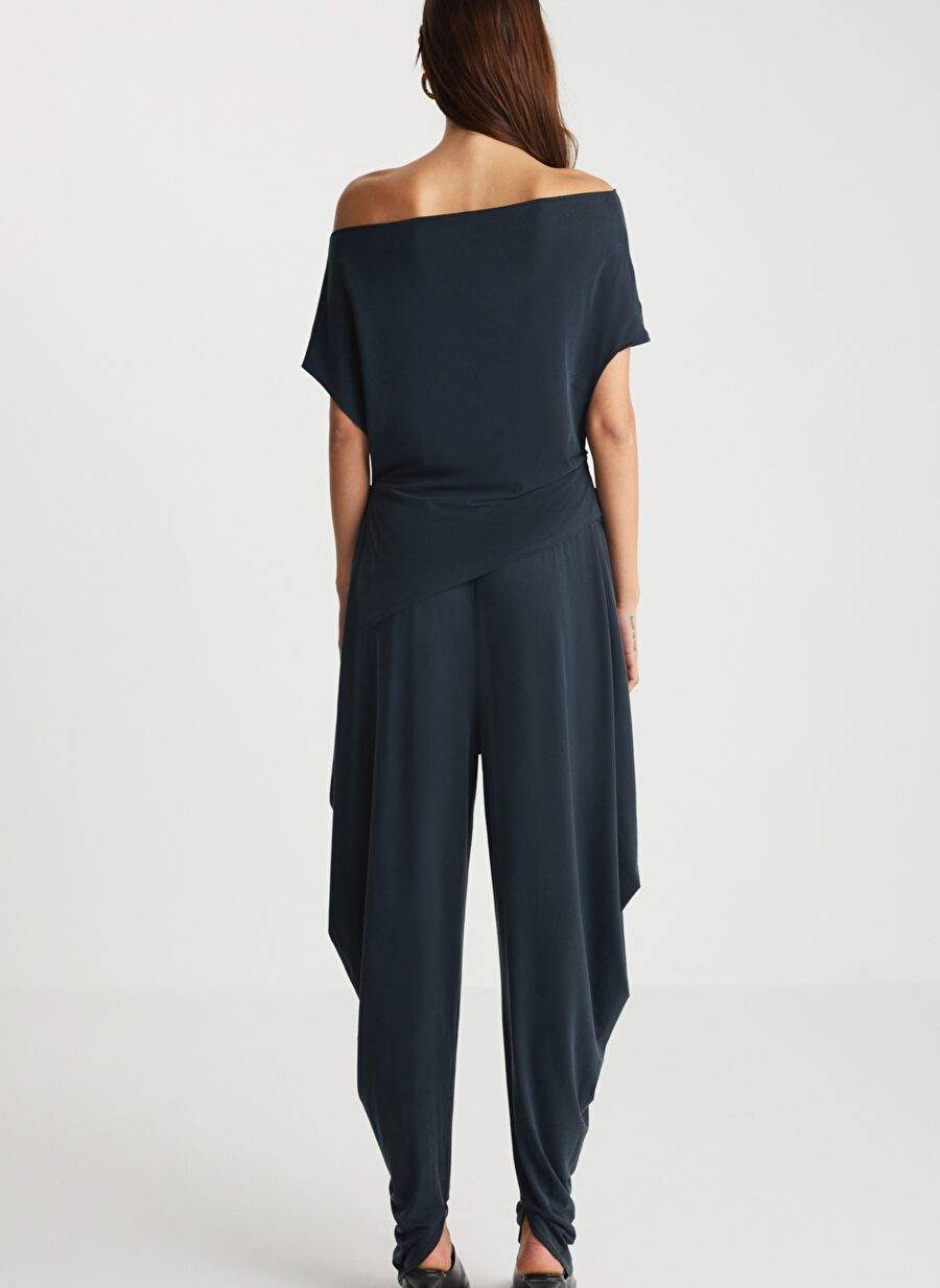Kayk Yaka Detayl Siyah Tisort — Product image 7 of 7