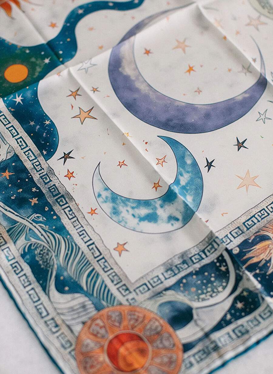 Pure Paris Multicolor Woman Fular Celestial Myths — صورة المنتج 4 من 4