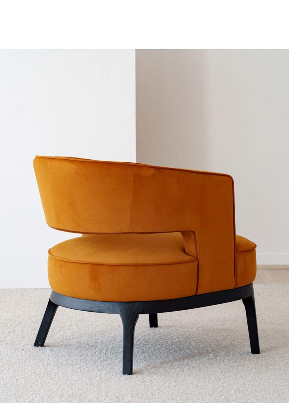 Cinnamon Velvet Armchair — صورة المنتج 4 من 7